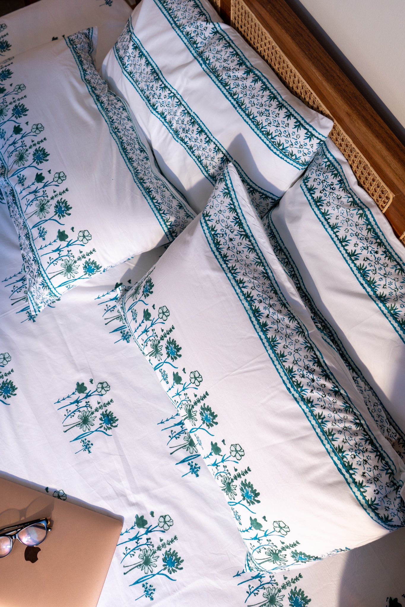 Green blue and aqua blooming flowers single bedsheet set