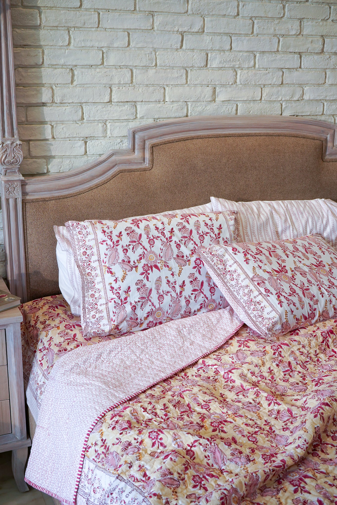 Magenta and pink (beige gadh) phal aur phool mulmul quilt