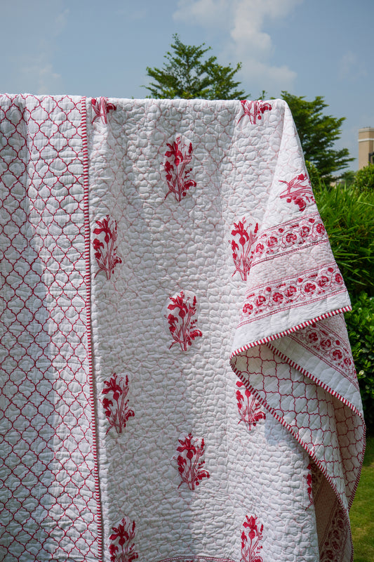 Red and peach ek phool mulmul quilt