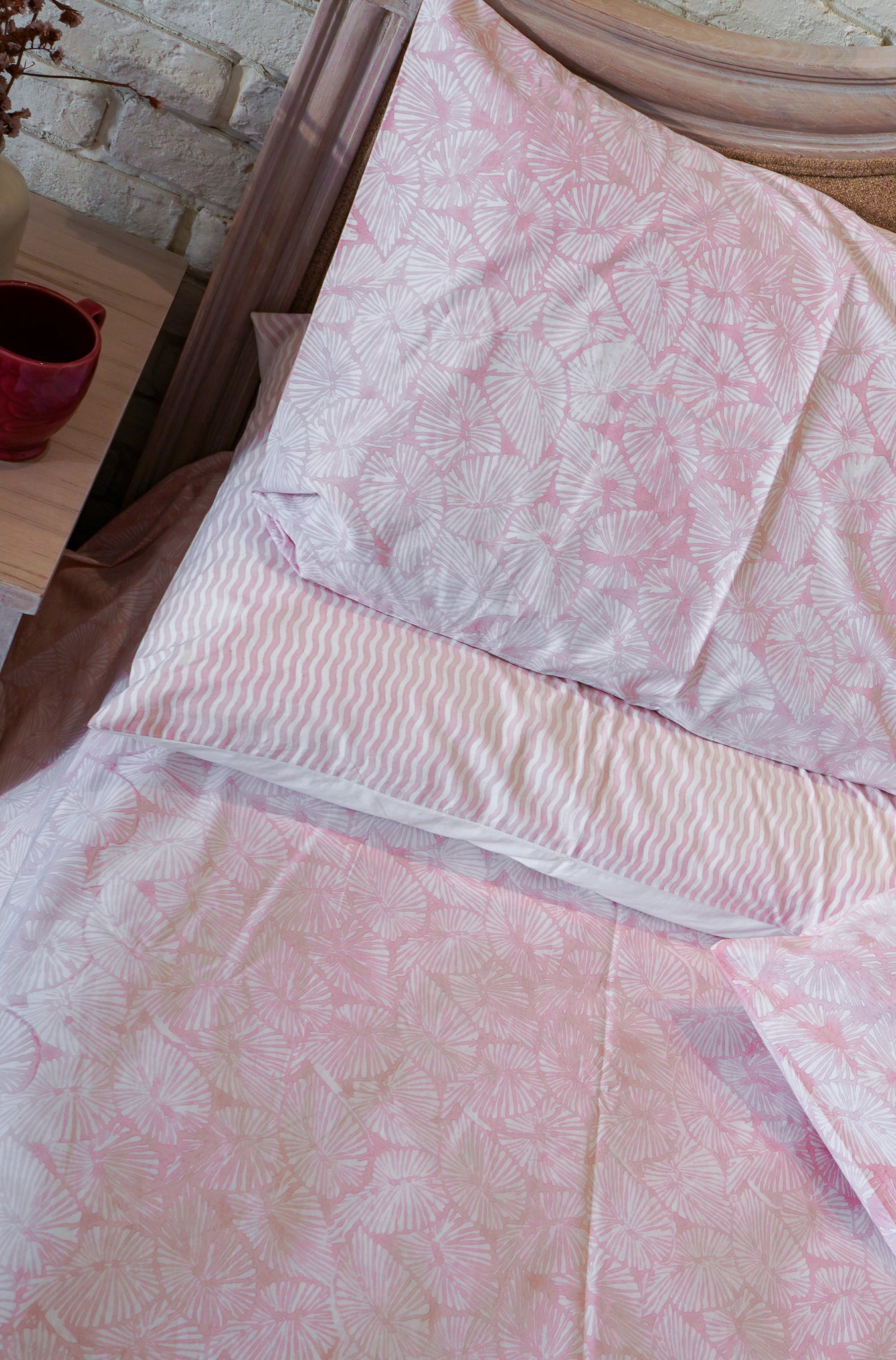 Light pink small lines leaves jaal fitted bedsheet set