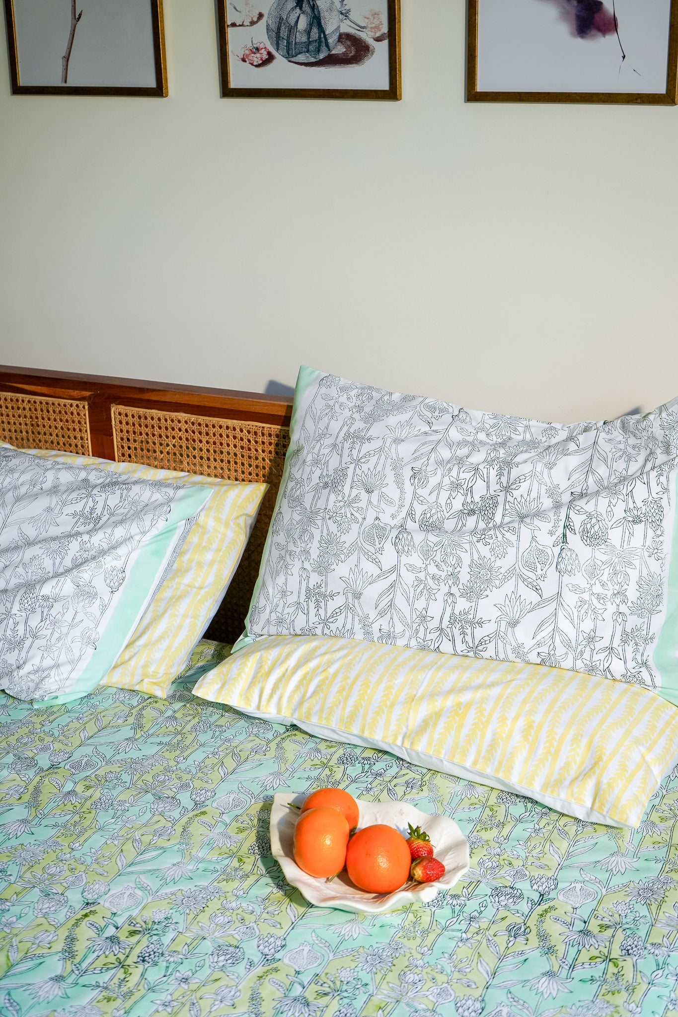 Parrot and sea green gadh jaal fitted bedsheet set