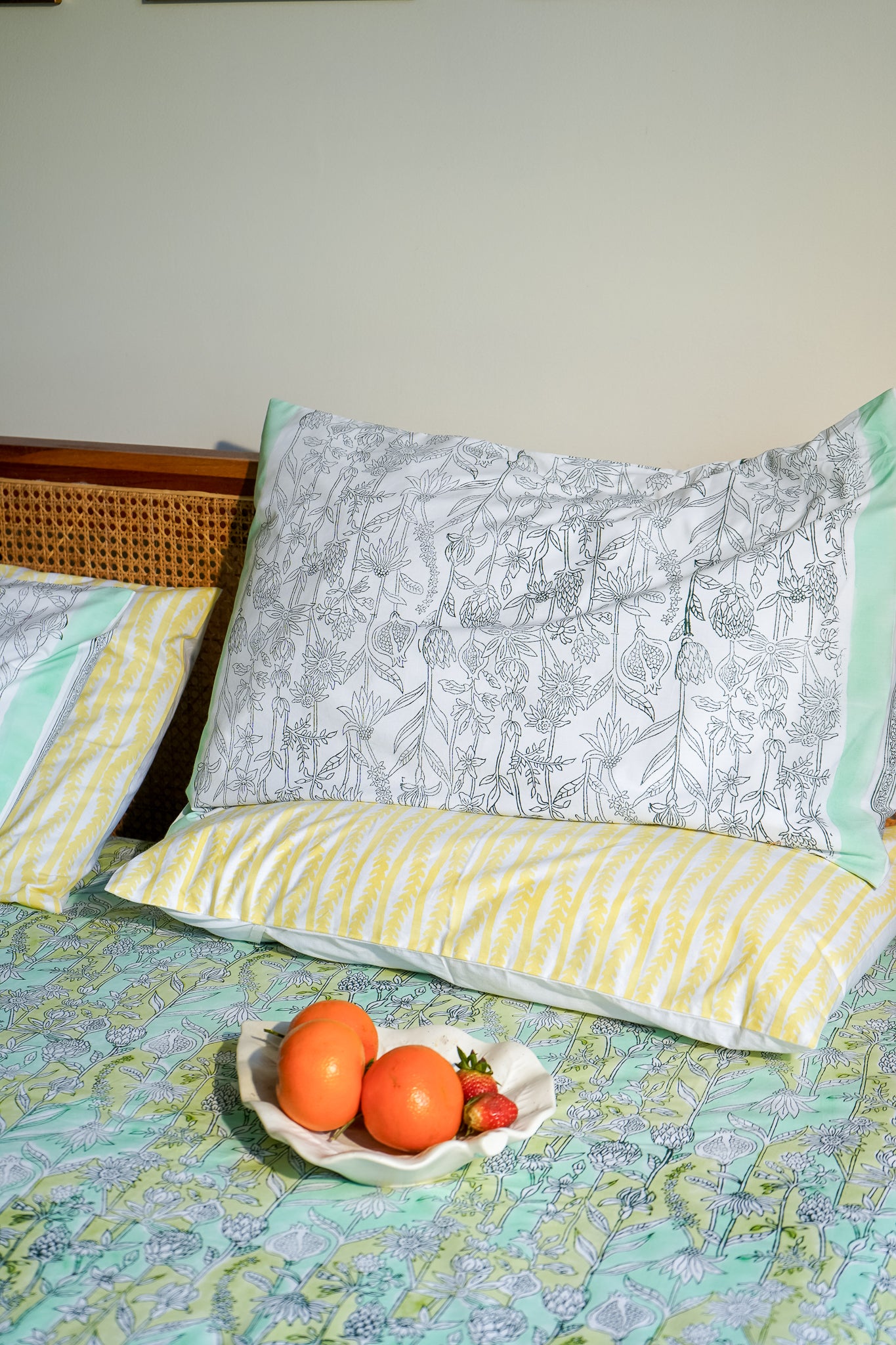 Parrot and sea green gadh jaal fitted bedsheet set